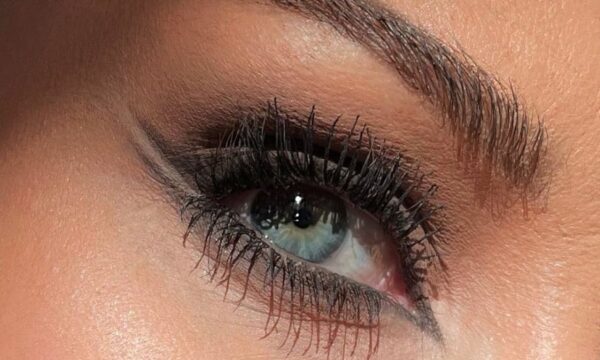 Fishtail Eyeliner: Το ‘ψαγμένο’ στιλ μακιγιάζ που έχει κερδίσει τους γνώστες της μόδας και τα it girls