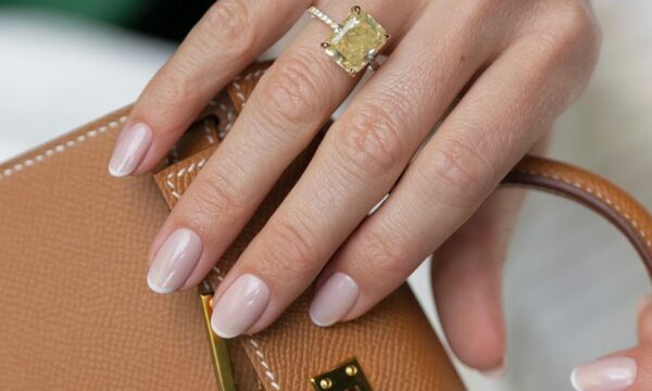 Νaked Manicure: Το απόλυτο trend που αγαπούν οι celebrities και ταιριάζει σε κάθε περίσταση