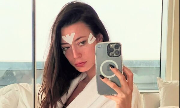 Face taping: Βήμα – βήμα η τεχνική και τα σωστά tips για αποτέλεσμα lifting και μείωση ρυτίδων