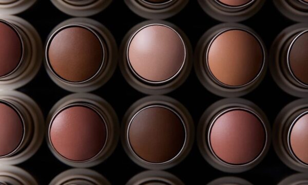 Toasted Makeup: Η viral ‘ζεστή’ τάση στο μακιγιάζ που τονίζει τα χαρακτηριστικά του προσώπου
