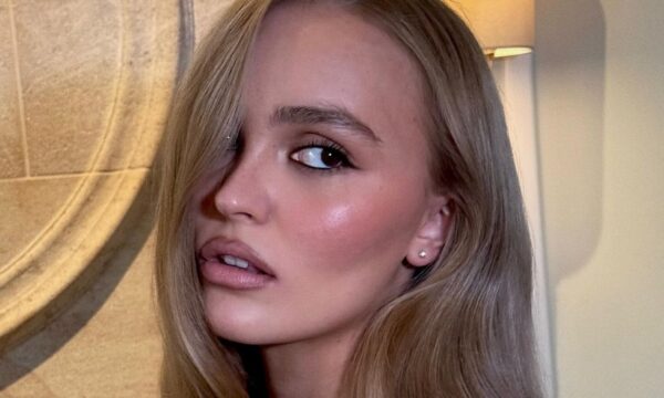 Lily Rose Depp: Αν και λίγο μίνιμαλ και λίγο goth, το μακιγιάζ της ταιριάζει σε όλες – συνδυάζει στιλ και φυσική ομορφιά