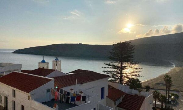 Η καθημερινότητα στα νησιά πριν την καλοκαιρινή «τρέλα» – Δύο νέες κοπέλες περιγράφουν