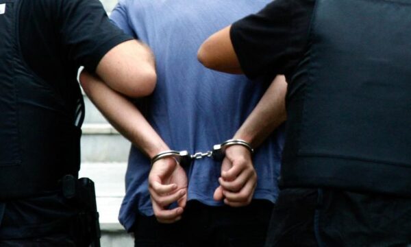 Σύλληψη δύο 13χρονων στη Νέα Σμύρνη για ληστεία σε βάρος άλλων ανηλίκων