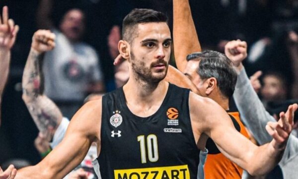 Ιωάννης Παπαπέτρου: Οι ευχές της κούκλας συντρόφου του για τα γενέθλιά του