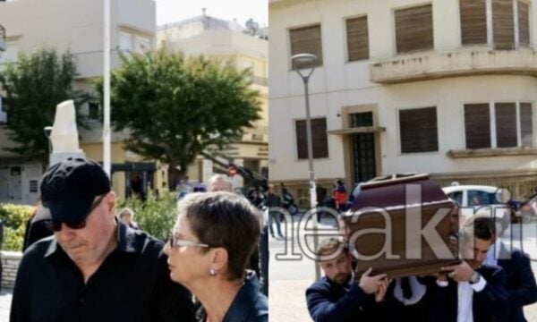 Κηδεία Μανώλη Λιδάκη: Συντετριμμένα τα αδέλφια του – Οι καλλιτέχνες που έδωσαν το παρών