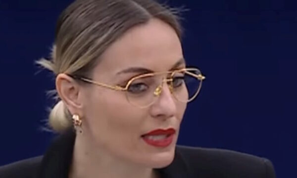 Ελεονώρα Μελέτη: «Ποιος νόμος θα απαγορεύσει στους σεξιστές να μας κρίνουν για το ντύσιμο, την ηλικία και το αν κάνουμε ή όχι παιδιά;»