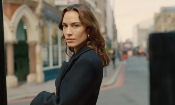 Alexa Chung: Αυτή είναι η αγαπημένη της sheet mask που χρησιμοποιεί πάντα πριν τις εμφανίσεις της