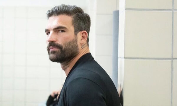 Δημήτρης Αλεξάνδρου: Η φωτογραφία μέσα από το σαλόνι του νέου του σπιτιού
