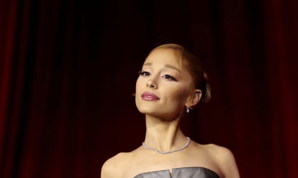 H Ariana Grande στο τελευταίο της video έχει γκρίζα μαλλιά, ρυτίδες και ξεθωριασμένα από το χρόνο tattoos