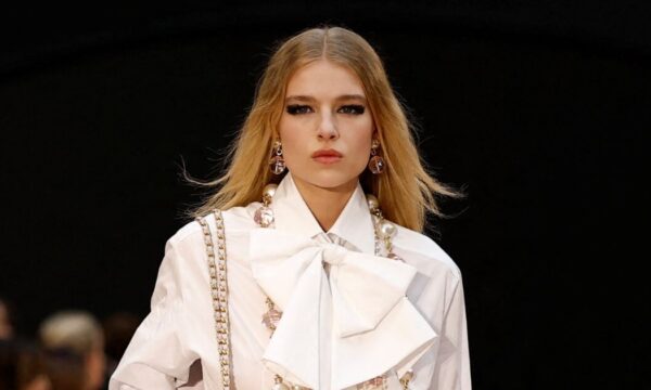 Chanel: Το μακιγιάζ είναι μεταμοντέρνα goth με το βλέμμα να κοιτά το μέλλον