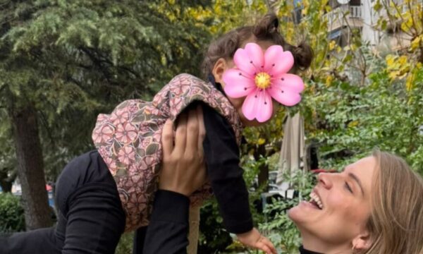 Δανάη Μιχαλάκη: Φωτογραφίες από την Κυριακάτικη βόλτα με την κόρη της