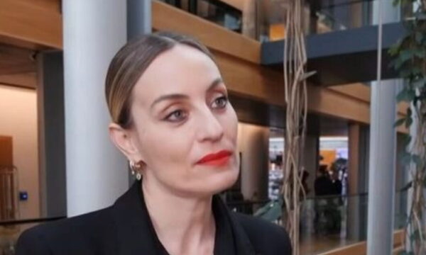 Ελεονώρα Μελέτη: «Ήμουν η μόνη που δεχόμουν την ερώτηση “τι θα κάνεις με το παιδί σου;” – Ο μπαμπάς δεν θα το αφήσει πίσω;»