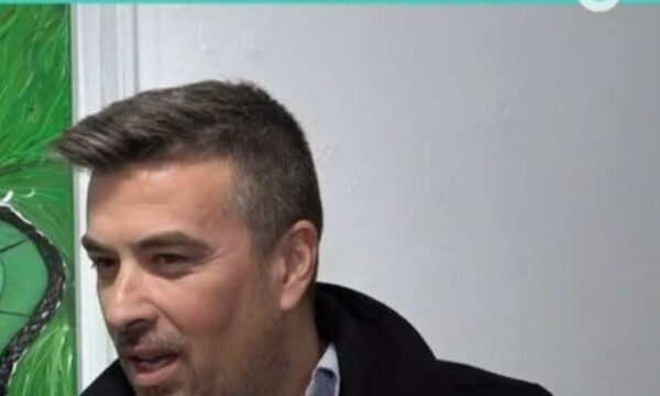 Γιάννης Αϊβάζης: «Καθαρίζω μόνος μου το σπίτι, όποτε χρειάζεται έρχεται και μια γυναίκα»