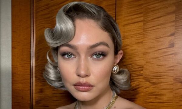 Gigi Hadid: Ο Δημήτρης Γιαννέτος έβαψε τα μαλλιά της στην πιο ανατρεπτική απόχρωση που έχει υιοθετήσει ποτέ