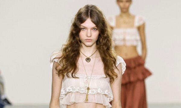 Paris Fashion Week: Στο show του οίκου Chloe το grunge δίνει έντονο παρών και οι βλεφαρίδες είναι πιο εντυπωσιακές από ποτέ