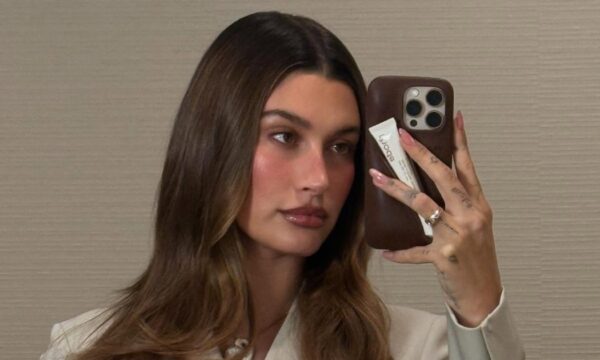 Hailey Bieber: Αφήνει στην άκρη το strawberry girl make up για χάρη του blueberry blush look