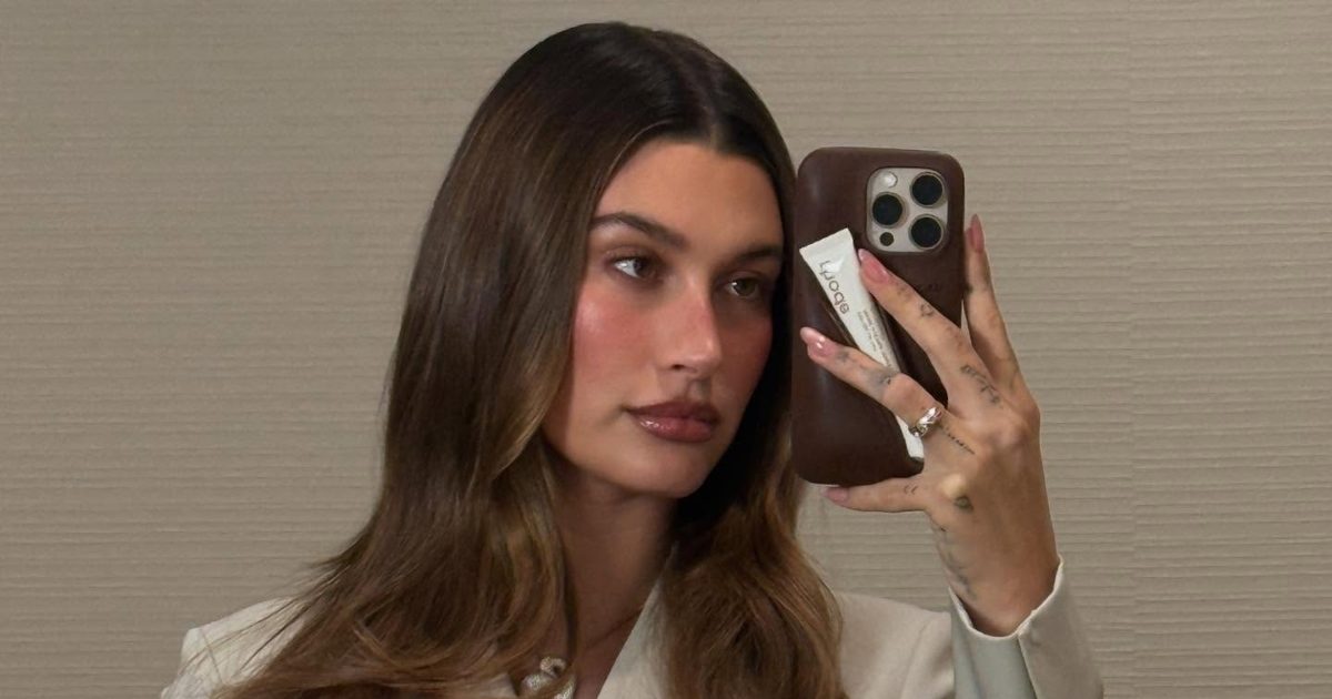 Hailey Bieber: Αφήνει στην άκρη το strawberry girl make up για χάρη του blueberry blush look