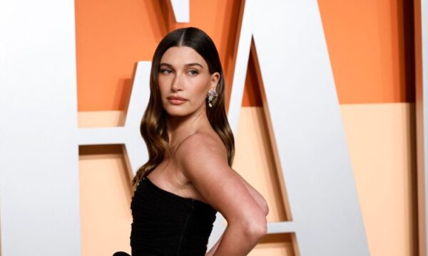 Hailey Bieber: Επιστρέφει στο αγαπημένο της glazed donut nail look υπενθυμίζοντας ότι τέλειο για την άνοιξη