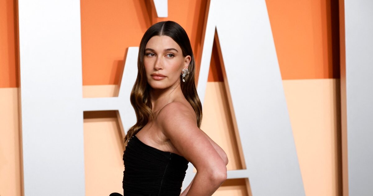 Hailey Bieber: Επιστρέφει στο αγαπημένο της glazed donut nail look υπενθυμίζοντας ότι τέλειο για την άνοιξη