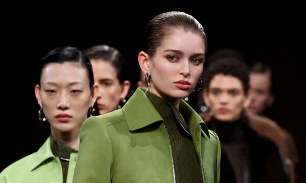 Hermes: Smoky eye σε καφέ αποχρώσεις και sleek χτενίσματα που είναι το επόμενο μεγάλο trend
