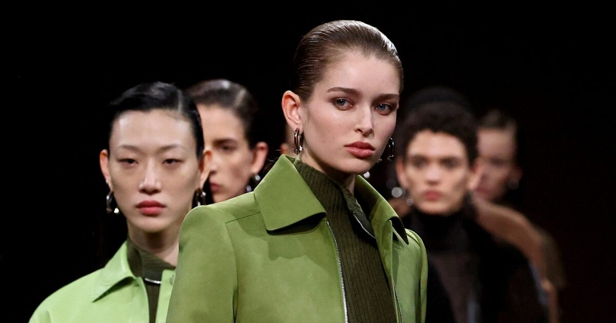 Hermes: Smoky eye σε καφέ αποχρώσεις και sleek χτενίσματα που είναι το επόμενο μεγάλο trend