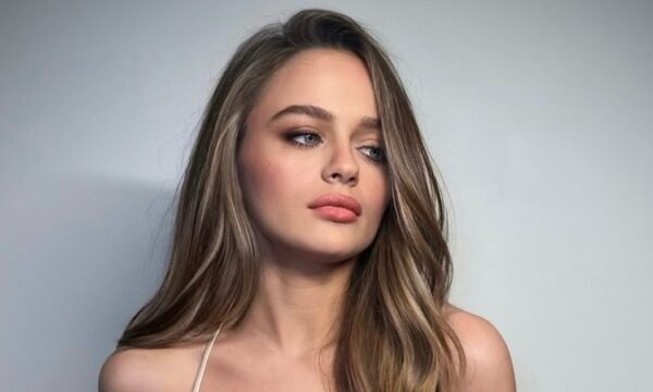 Joey King: Στο show του οίκου Miu Miu στο Παρίσι υιοθέτησε το ωραιότερο σινιόν που δημιούργησε ο Δημήτρης Γιαννέτος