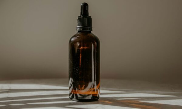 Το απόλυτο έλαιο για υγιή, λαμπερά και όμορφα μαλλιά που ξέρανε οι γιαγιάδες μας – και ανέδειξαν τα social media