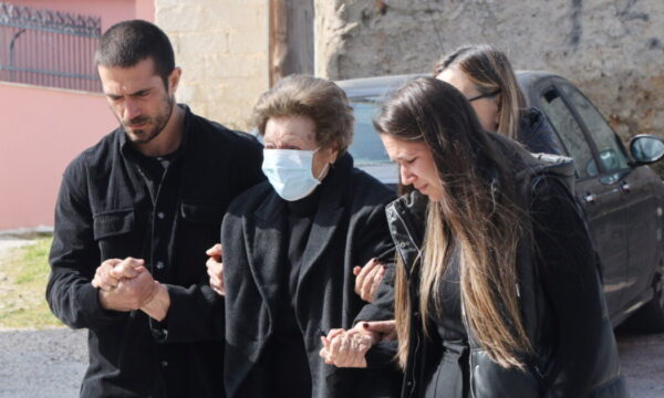 Καίτη Κωνσταντίνου: Υποβασταζόμενη η μητέρα της στην κηδεία της κόρης της