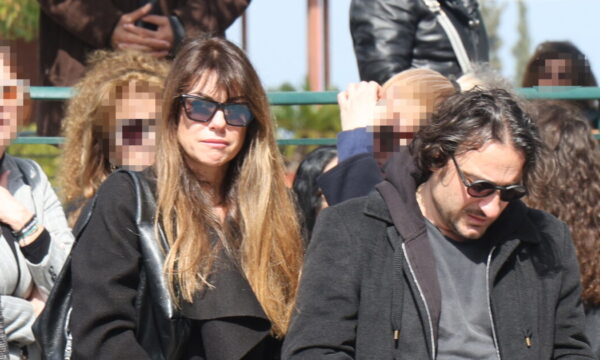 Κηδεία Καίτης Κωνσταντίνου: Με δάκρυα στα μάτια ο Βασίλης Χαραλαμπόπουλος στο τελευταίο αντίο