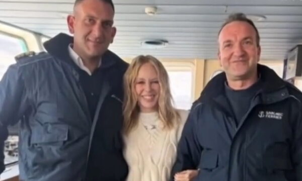Στην Ελλάδα η Κάϊλι Μινόγκ: Φωτογραφίες από τη μίνι απόδραση στην Αίγινα