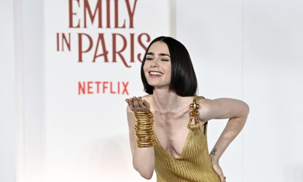 Emily in Paris: Γιατί οι Παριζιάνοι είναι έξαλλοι με τη σειρά του Netflix