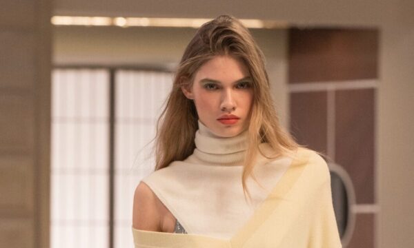 Louis Vuitton: Παστέλ σκιές, αχνό ροδακινί κραγιόν και smoky eye με grunge και ανατρεπτική διάθεση