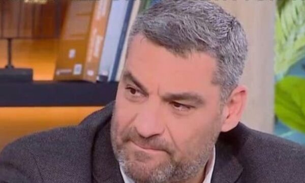 Μάνος Νιφλής: «Το πρώτο διάστημα ο γιος μας δεν κοιμόταν γιατί φοβόταν μήπως ξυπνήσει το πρωί και δεν είμαστε εκεί»
