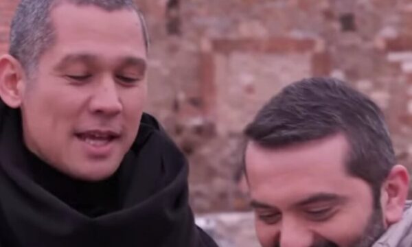MasterChef: Ο Λεωνίδας Κουτσόπουλος «έδωσε στεγνά» τον Σωτήρη Κοντιζά – Η φωτογραφία και η μεταμφίεση του σεφ