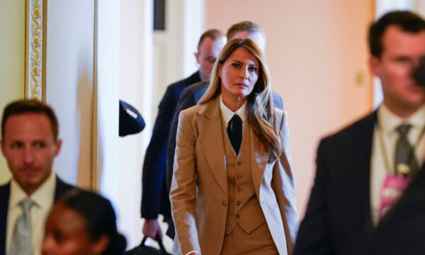 Melania Trump: Η Πρώτη Κυρία φτάνει στο Καπιτώλιο με το απόλυτο power dressing