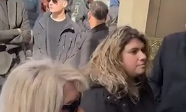 Κηδεία Αλέξη Κούγια: Η αδελφή και η μητέρα της Ρούλας Πισπιρίγκου στο τελευταίο «αντίο»
