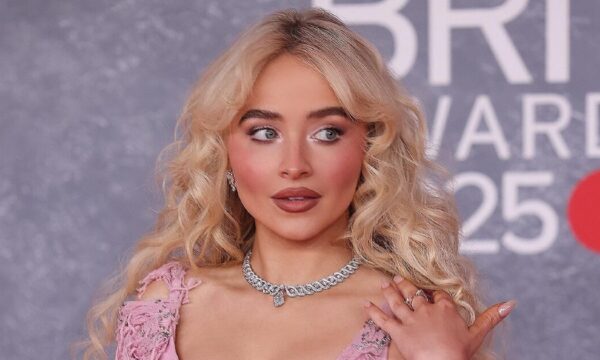 Sabrina Carpenter: Αφήνει στην άκρη τα εκκεντρικά μανικιούρ για χάρη του πιο ρομαντικού και minimal