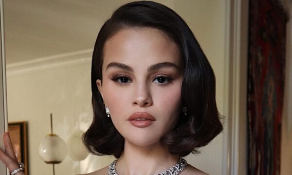 Selena Gomez: Η απόχρωση στα νύχια της είναι εκείνη που θα δεις παντού από εδώ και στο εξής