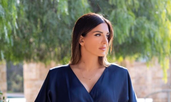 Σταματίνα Τσιμτσιλή: Κυριακάτικη βόλτα με τον σύζυγό της Θέμη Σοφό – Φωτογραφία