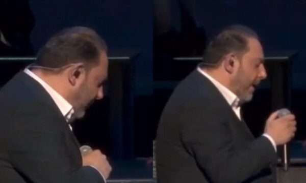 Στέλιος Διονυσίου: «Λύγισε» επί σκηνής με το τραγούδι του πατέρα του, Στράτου Διονυσίου αφιερωμένο στην μητέρα του