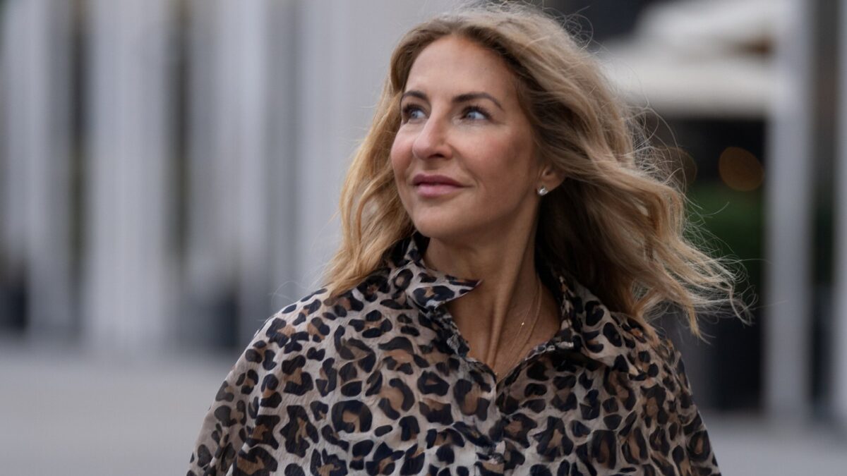 Πιο εντυπωσιακή από ποτέ στα 55 – Μία influencer αποκαλύπτει τα μυστικά της