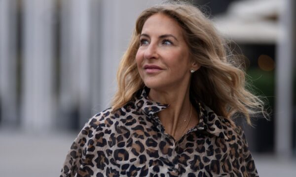 Πιο εντυπωσιακή από ποτέ στα 55 – Μία influencer αποκαλύπτει τα μυστικά της