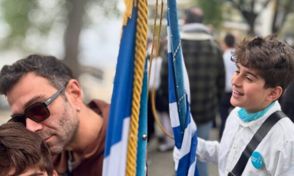Τάσος Ιορδανίδης – Θάλεια Ματίκα: Καμάρωσαν τον γιο τους ως σημαιοφόρο στη μαθητική παρέλαση – Φωτογραφίες