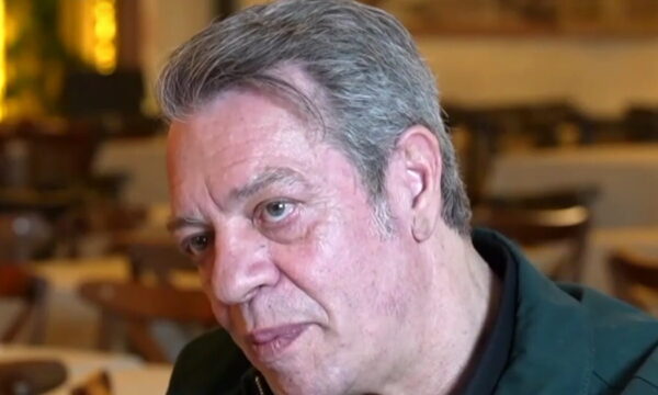 Γιάννης Τσορτέκης: «Έπαθα κρίση πανικού όταν πήγα σε παράσταση και αντιλήφθηκα ότι έπαιζε το έργο μου χωρίς την άδειά μου»