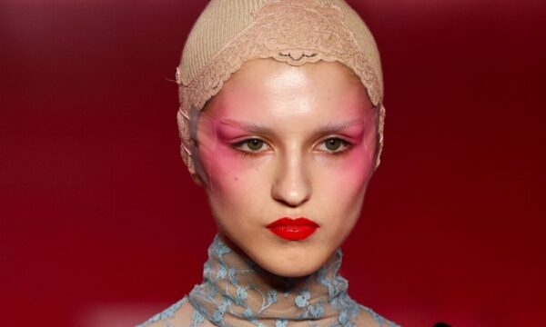 Valentino: Το make up look που είδαμε στο show αποκαλύπτει τον «παρασκηνιακό» εαυτό μας