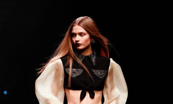 Versace: Vampy χείλη και western hair looks είναι η τάση που θα κυριαρχήσει το επόμενο φθινόπωρο
