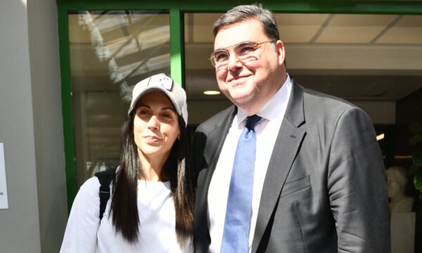 Ανθή Βούλγαρη: Εξιτήριο από το μαιευτήριο με τον νεογέννητο γιο της – Στο πλευρό της ο γυναικολόγος της –