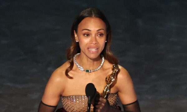 Όσκαρ 2025: Η Zoe Saldana κέρδισε το Βραβείο Β’ Γυναικείου Ρόλου και πλάνταξε στο κλάμα – Η αναφορά στους μετανάστες γονείς της