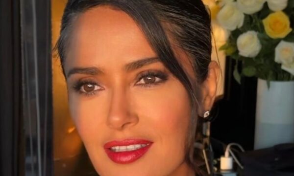 Salma Hayek: Το μυστικό της αιώνιας νεότητας χωρίς ρετινόλη και ενέσιμες θεραπείες – Αποκαλύπτει το φυσικό facelift της
