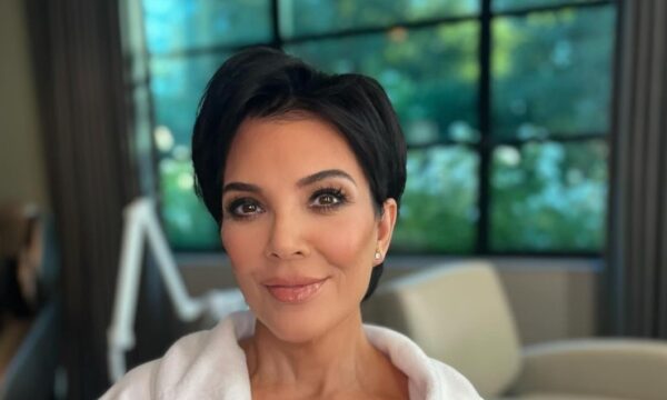 Η εντυπωσιακή μεταμόρφωση της Kris Jenner που την κάνει να δείχνει 10 χρόνια νεότερη – όχι, δεν είναι το κοντό pixie